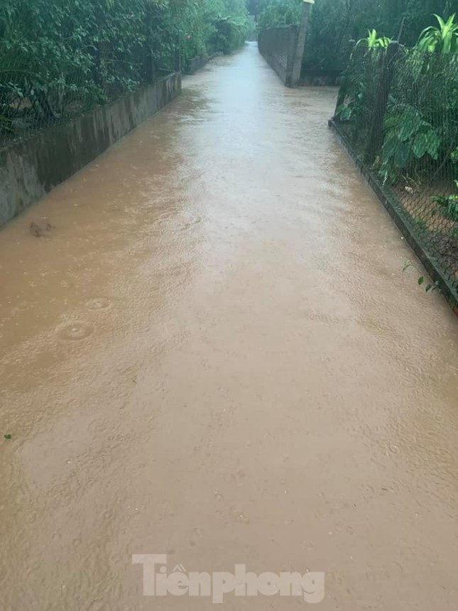 Mưa lớn kéo dài, các tuyến phố Thái Bình thất thủ, biến thành sông ảnh 1