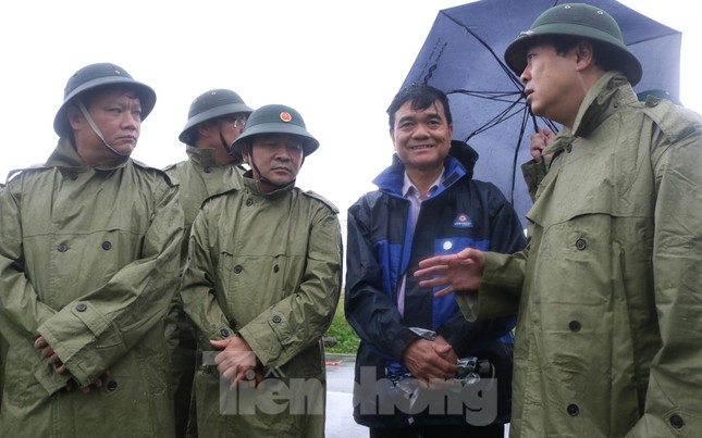 Mưa lớn kéo dài, các tuyến phố Thái Bình thất thủ, biến thành sông ảnh 3