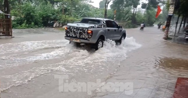 Mưa lớn kéo dài, các tuyến phố Thái Bình thất thủ, biến thành sông ảnh 4