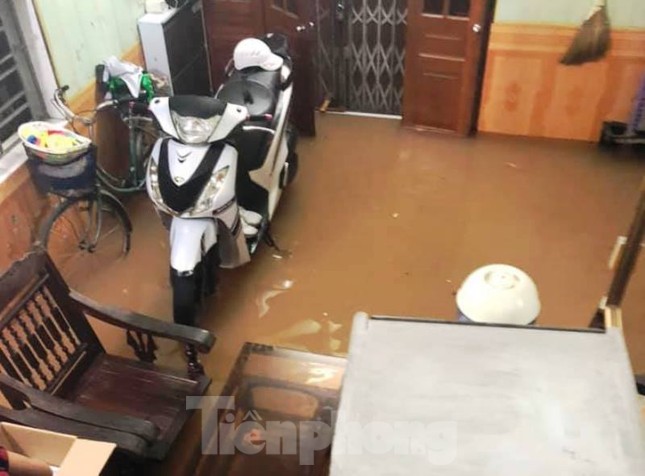 Mưa lớn kéo dài, các tuyến phố Thái Bình thất thủ, biến thành sông ảnh 16