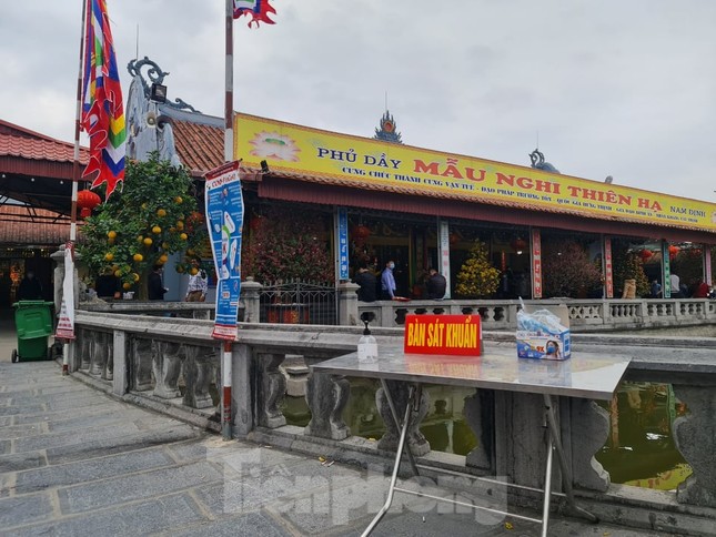 Đóng cửa chợ Viềng, người dân vẫn nườm nượp đổ về cầu may ảnh 1