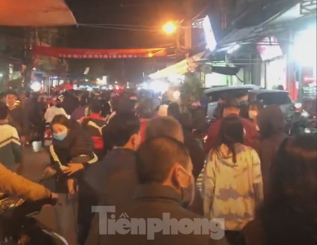 Đóng cửa chợ Viềng, người dân vẫn nườm nượp đổ về cầu may ảnh 13