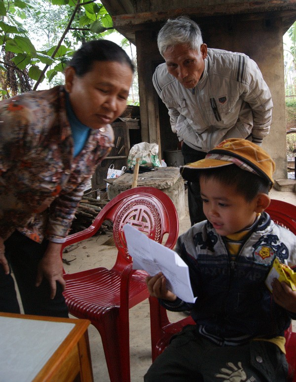 Kỳ lạ cháu bé vừa biết nói đã biết đọc ở Quảng Bình ảnh 1