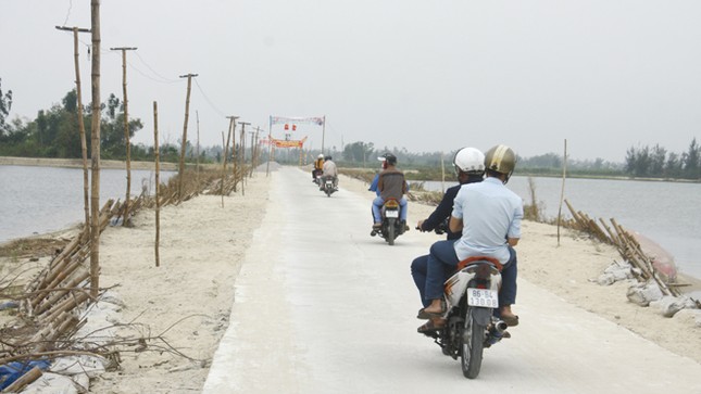 Con đường sức dân giải vây ốc đảo ảnh 1
