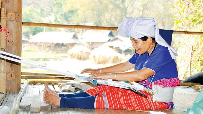 Đến bộ tộc cổ dài dị thường ảnh 1