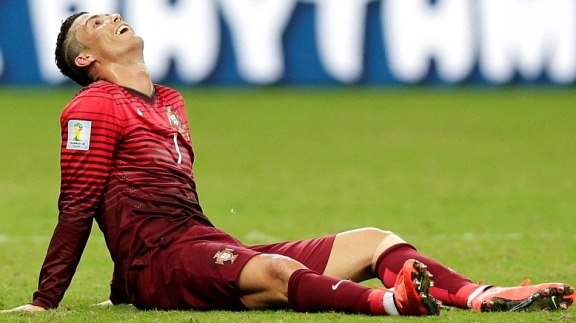 Ronaldo: ‘Anh thua rồi, chàng playboy đá bóng’ ảnh 1