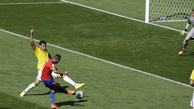 Trái tim Brazil suýt ngừng đập trước Chile ảnh 1