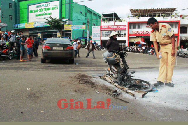 Đâm ô tô, xe máy bốc cháy dữ dội ảnh 1