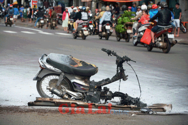Đâm ô tô, xe máy bốc cháy dữ dội ảnh 2