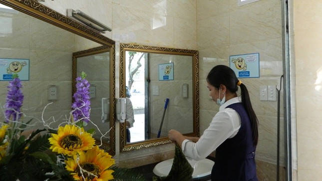 Bi hài ở nhà vệ sinh công cộng bạc tỷ ảnh 1