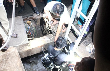Mưa lớn, hai bé trai bị nước cuốn xuống cống ảnh 9