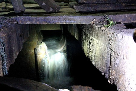 Mưa lớn, hai bé trai bị nước cuốn xuống cống ảnh 11