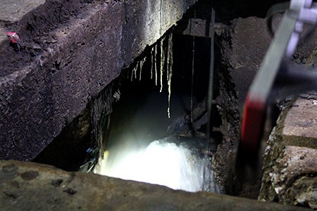 Mưa lớn, hai bé trai bị nước cuốn xuống cống ảnh 12