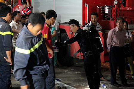 Mưa lớn, hai bé trai bị nước cuốn xuống cống ảnh 14