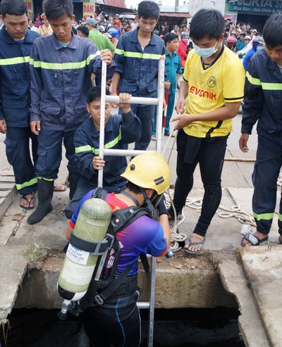 Bất lực mò tìm bé trai bị nước cuốn xuống cống ảnh 1