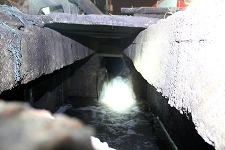 Mưa lớn, hai bé trai bị nước cuốn xuống cống ảnh 1