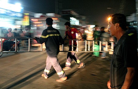 Mưa lớn, hai bé trai bị nước cuốn xuống cống ảnh 5