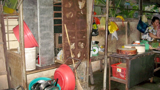 Bé gái sơ sinh 3,6 kg bị bỏ rơi trong chợ ảnh 1