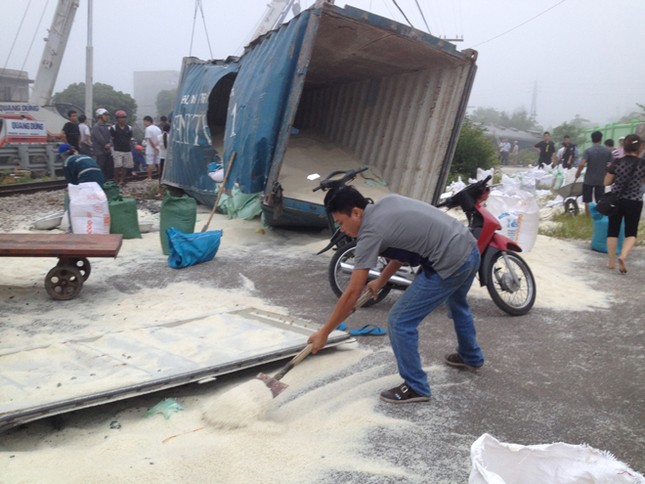 Tai nạn nghiêm trọng, hai toa tàu văng khỏi đường ray ảnh 2
