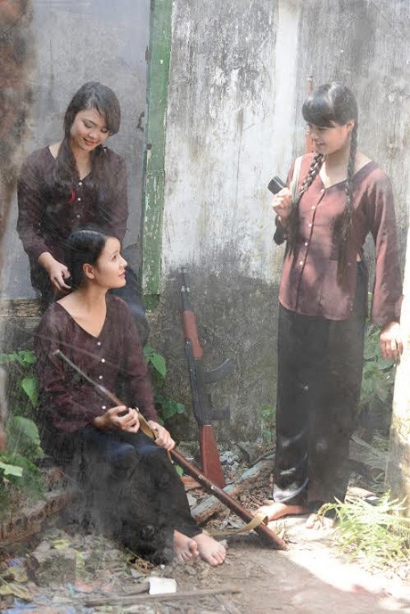 Nữ sinh hóa thân thành nữ dân quân xinh đẹp ảnh 2