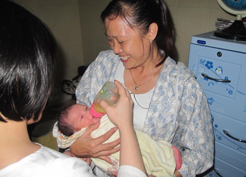 Bé trai sơ sinh 3kg bị bỏ rơi trước cổng nhà dân ảnh 1