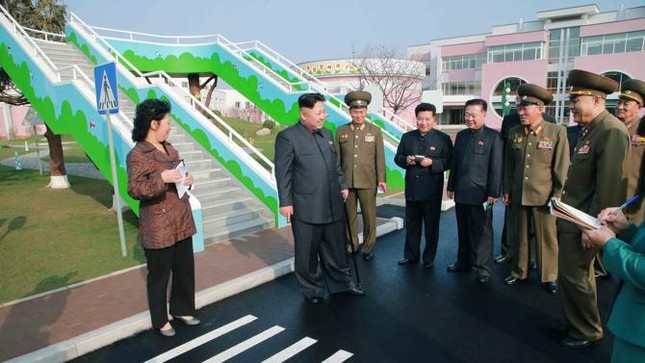 Ông Kim Jong-un chống gậy thăm trường mẫu giáo ảnh 1