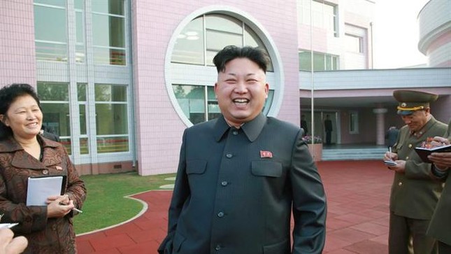 Ông Kim Jong-un chống gậy thăm trường mẫu giáo ảnh 2