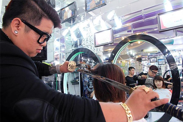 'Đệ nhất kéo' Đà Nẵng cắt tóc bằng hai thanh kiếm ảnh 1