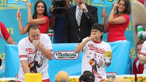 10 phút ăn hot dog nhận 10.000 USD ảnh 1