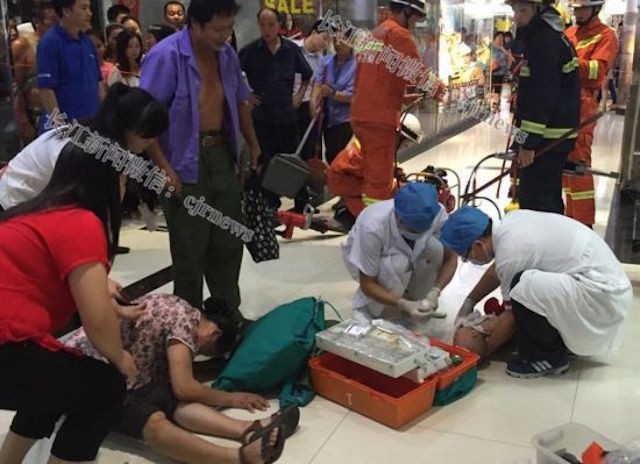 Em bé 1 tuổi bị cuốn vào thang máy siêu thị ảnh 1