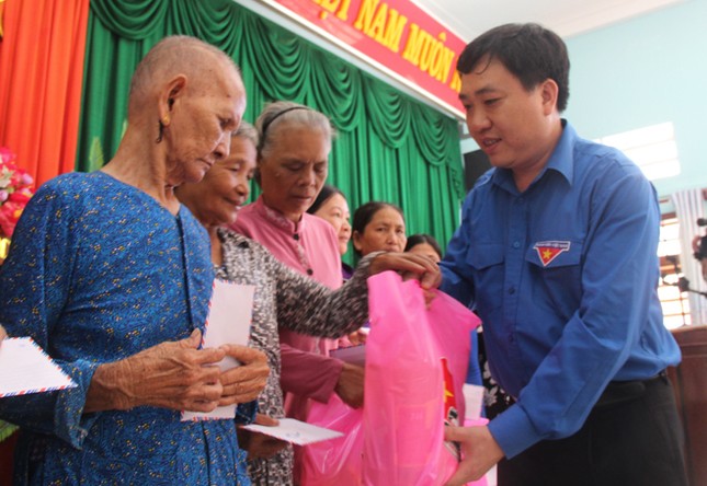 Xúc động Lễ chào cờ trên đảo Thanh niên ảnh 6