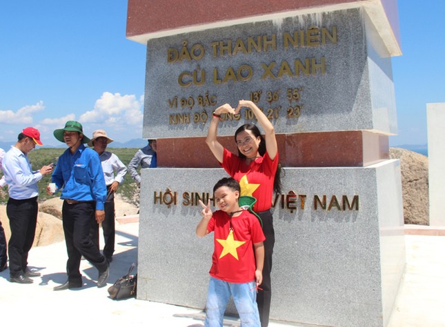 Xúc động Lễ chào cờ trên đảo Thanh niên ảnh 5