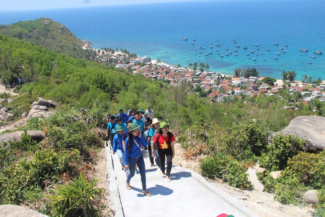 Xúc động Lễ chào cờ trên đảo Thanh niên ảnh 1