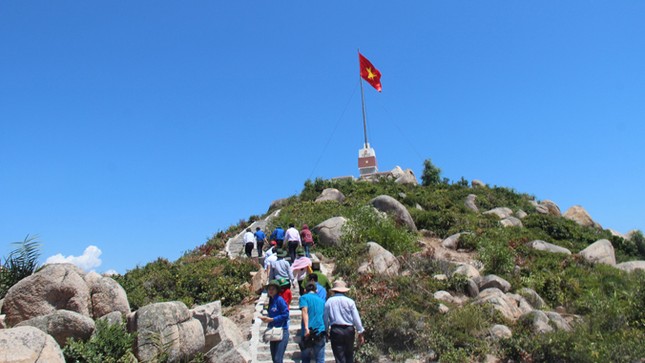 Xúc động Lễ chào cờ trên đảo Thanh niên ảnh 2