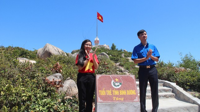 Xúc động Lễ chào cờ trên đảo Thanh niên ảnh 4