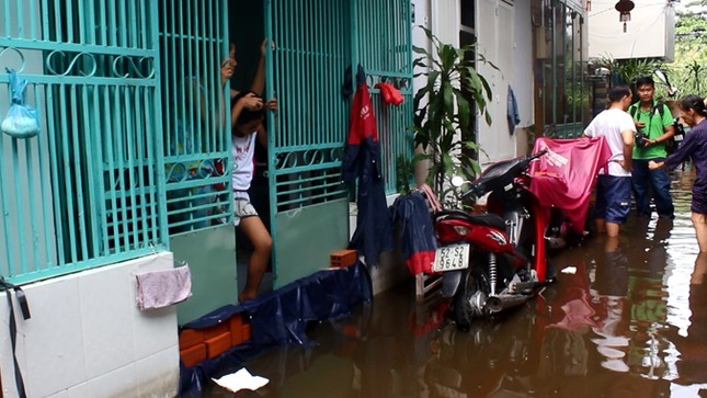 Mưa một lúc buổi tối, dân bì bõm lội nước thối cả ngày ảnh 11