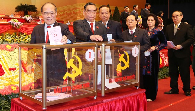 Tổng Bí thư bỏ lá phiếu đầu tiên bầu Trung ương khóa XII ảnh 2