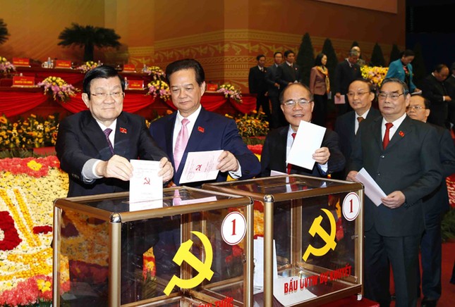 Tổng Bí thư bỏ lá phiếu đầu tiên bầu Trung ương khóa XII ảnh 1