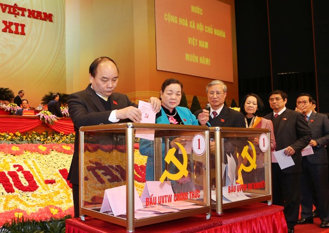 Tổng Bí thư bỏ lá phiếu đầu tiên bầu Trung ương khóa XII ảnh 3