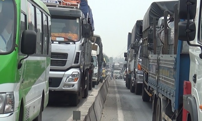 Xe bồn cán nát đầu xe máy, 2 cháu bé nhập viện ảnh 2