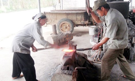 Bí ẩn làng nghề 'rèn dao bằng mắt' nơi miền sơn cước ảnh 2