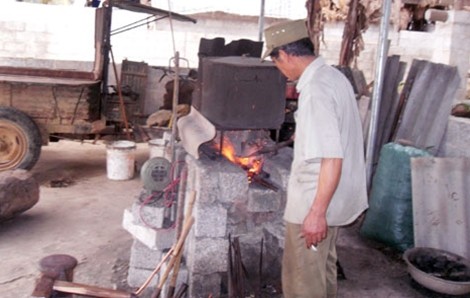 Bí ẩn làng nghề 'rèn dao bằng mắt' nơi miền sơn cước ảnh 1