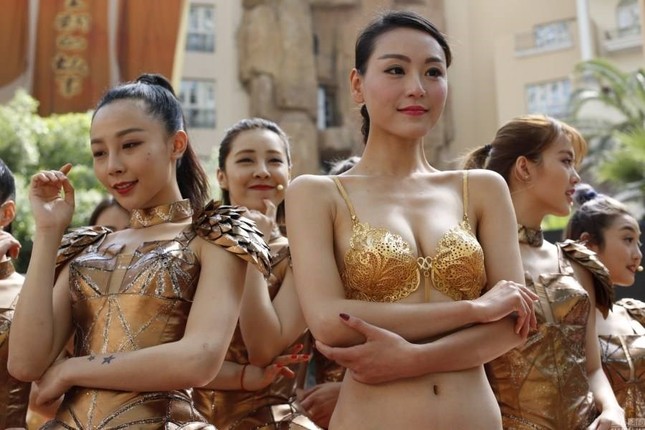 'Hoa mắt' với màn trình diễn bikini nóng bỏng làm từ vàng ảnh 1