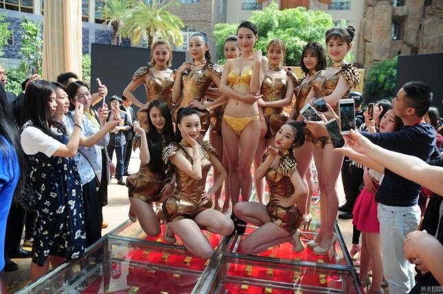 'Hoa mắt' với màn trình diễn bikini nóng bỏng làm từ vàng ảnh 2