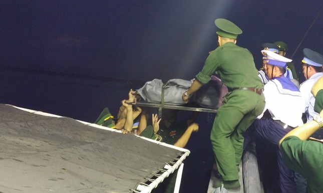 Thi thể phi công Trần Quang Khải đã về bờ ảnh 5