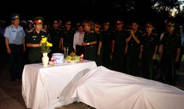 Thi thể phi công Trần Quang Khải đã về bờ ảnh 7