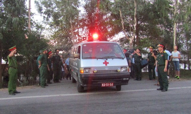 Thi thể phi công Trần Quang Khải đã về bờ ảnh 8