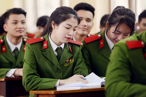 Nữ sinh 'kẹp cổ 3 thanh niên' là thủ khoa trường Cảnh sát ảnh 1