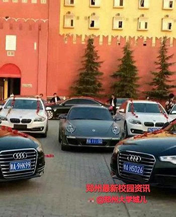 Chàng trai xếp 16 siêu xe thành trái tim cầu hôn bạn gái ảnh 1