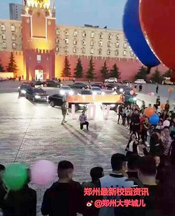 Chàng trai xếp 16 siêu xe thành trái tim cầu hôn bạn gái ảnh 2